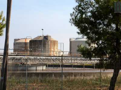 ...probabilmente si tratta dell�abitazione di un custode, quello magari dell'imponente depuratore dell'Acquedotto pugliese. I sylos dell'impianto sono ben visibili anche se protetti da pi� recinzioni